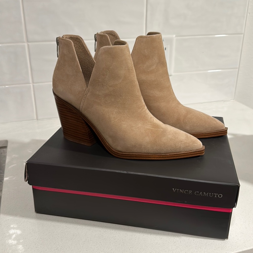 Vince Camuto Boots/Ankle 9M